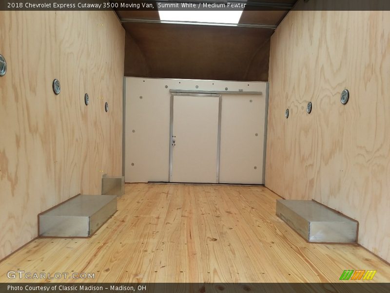 Summit White / Medium Pewter 2018 Chevrolet Express Cutaway 3500 Moving Van