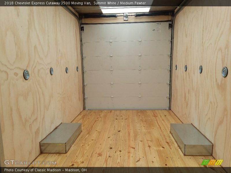 Summit White / Medium Pewter 2018 Chevrolet Express Cutaway 3500 Moving Van