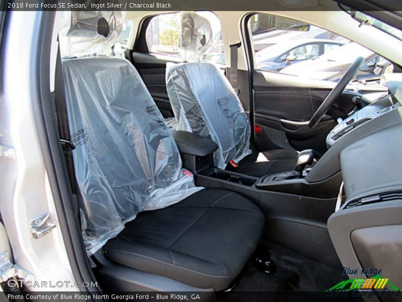 Ingot Silver / Charcoal Black 2018 Ford Focus SE Sedan