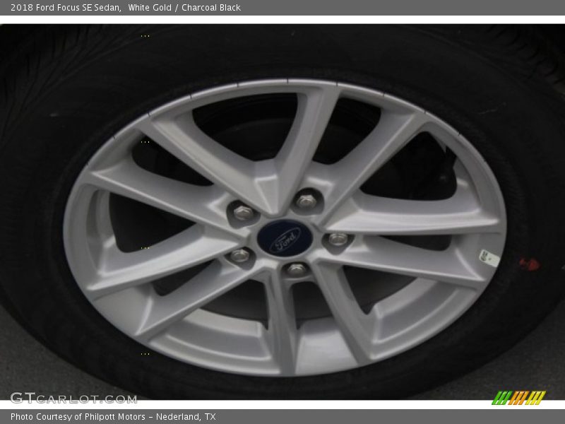 White Gold / Charcoal Black 2018 Ford Focus SE Sedan
