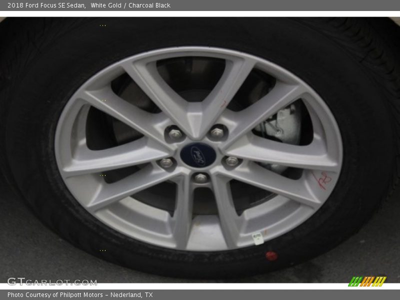 White Gold / Charcoal Black 2018 Ford Focus SE Sedan