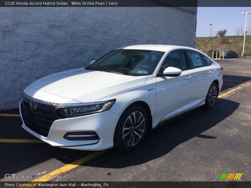 Front 3/4 View of 2018 Accord Hybrid Sedan