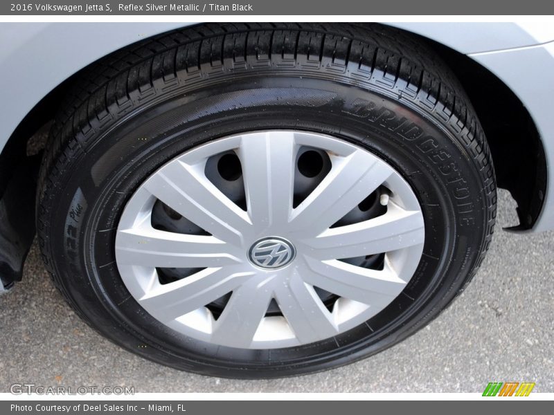 Reflex Silver Metallic / Titan Black 2016 Volkswagen Jetta S