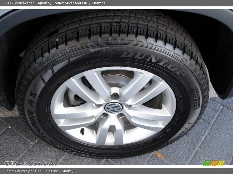 Reflex Silver Metallic / Charcoal 2017 Volkswagen Tiguan S