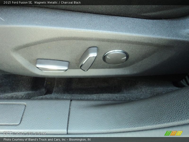 Magnetic Metallic / Charcoal Black 2015 Ford Fusion SE
