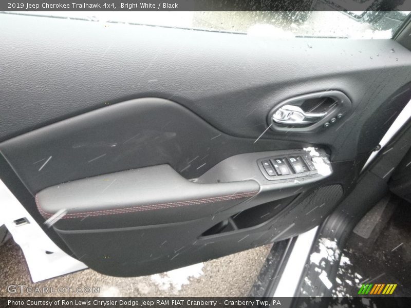 Bright White / Black 2019 Jeep Cherokee Trailhawk 4x4