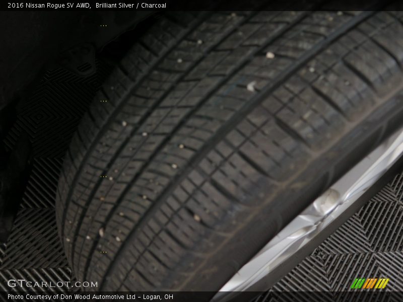 Brilliant Silver / Charcoal 2016 Nissan Rogue SV AWD