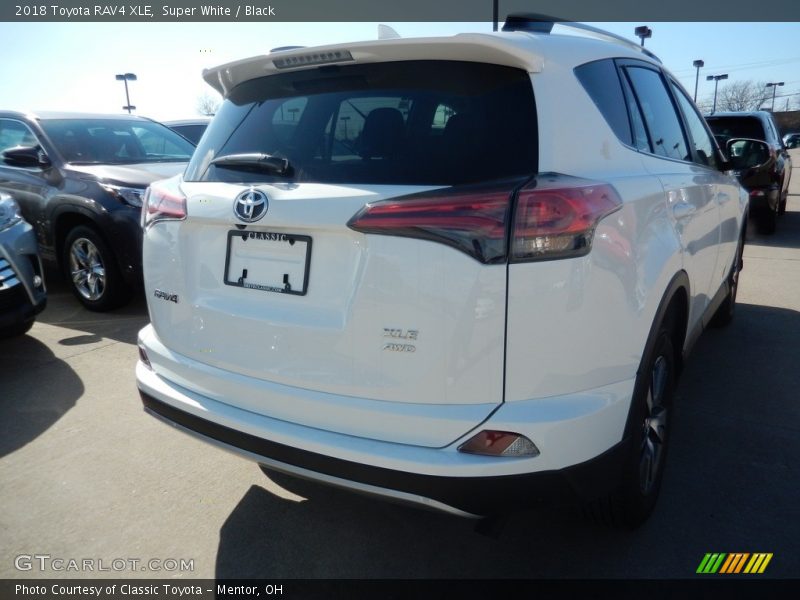 Super White / Black 2018 Toyota RAV4 XLE