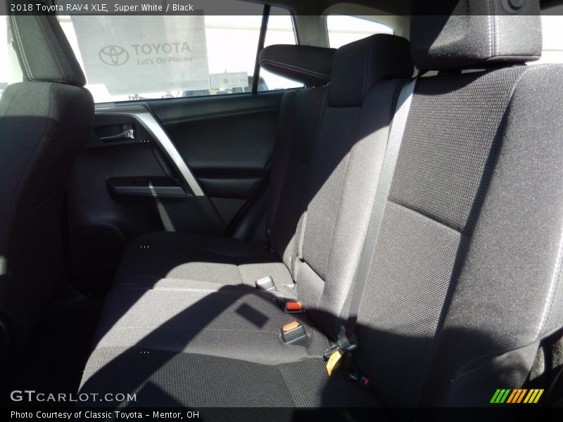 Super White / Black 2018 Toyota RAV4 XLE
