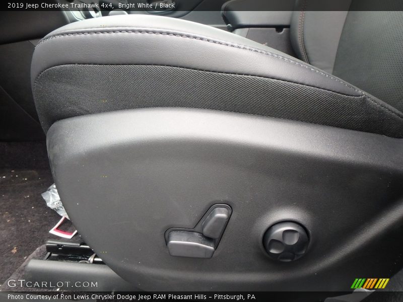 Bright White / Black 2019 Jeep Cherokee Trailhawk 4x4