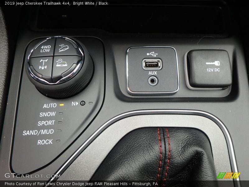 Bright White / Black 2019 Jeep Cherokee Trailhawk 4x4