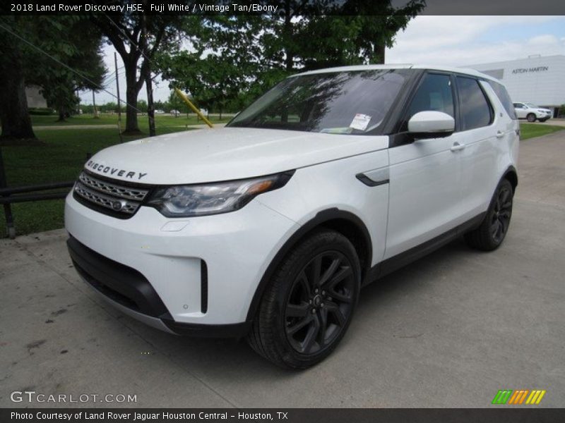 Front 3/4 View of 2018 Discovery HSE