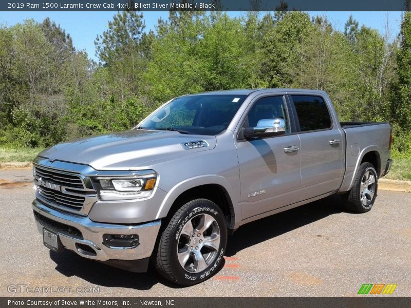 Front 3/4 View of 2019 1500 Laramie Crew Cab 4x4