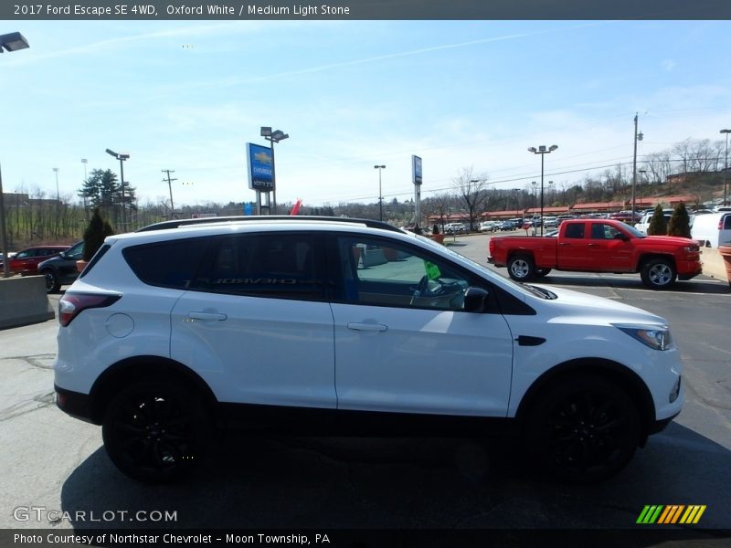 Oxford White / Medium Light Stone 2017 Ford Escape SE 4WD