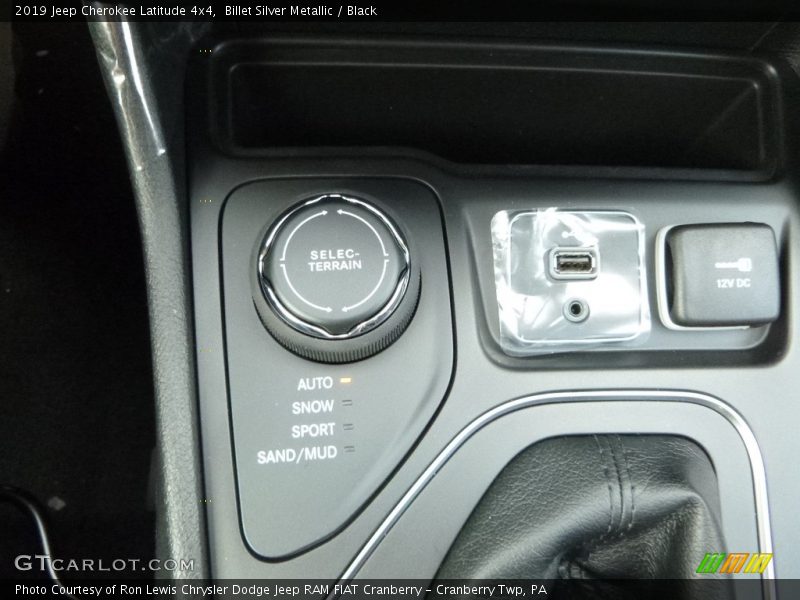 Billet Silver Metallic / Black 2019 Jeep Cherokee Latitude 4x4