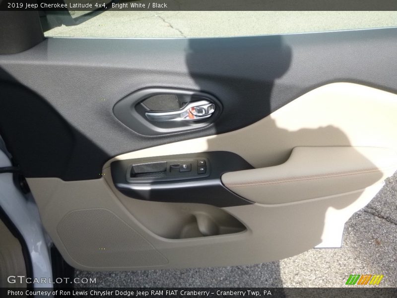 Bright White / Black 2019 Jeep Cherokee Latitude 4x4