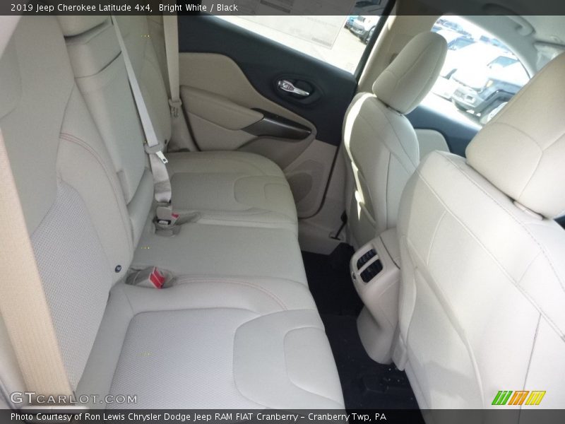 Bright White / Black 2019 Jeep Cherokee Latitude 4x4