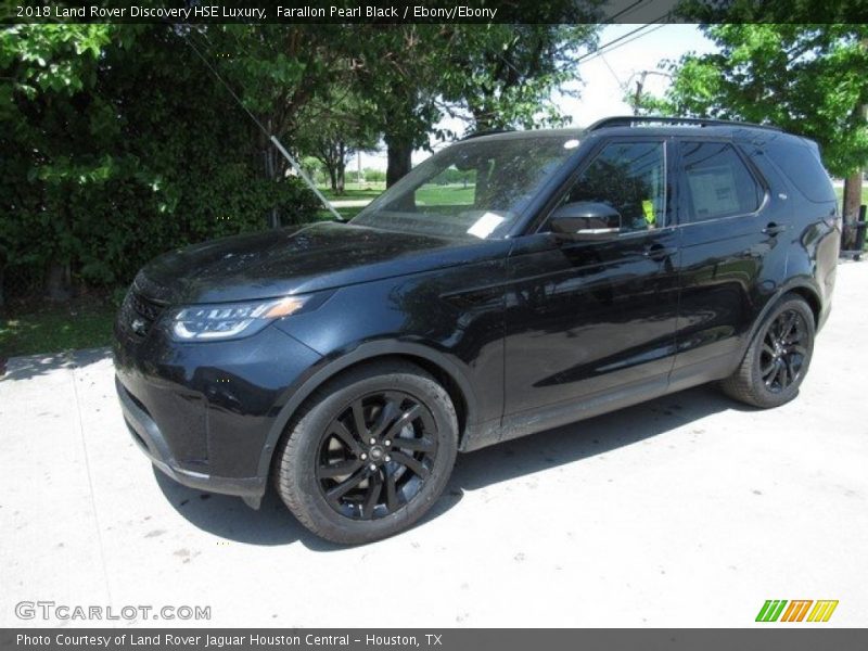 Front 3/4 View of 2018 Discovery HSE Luxury