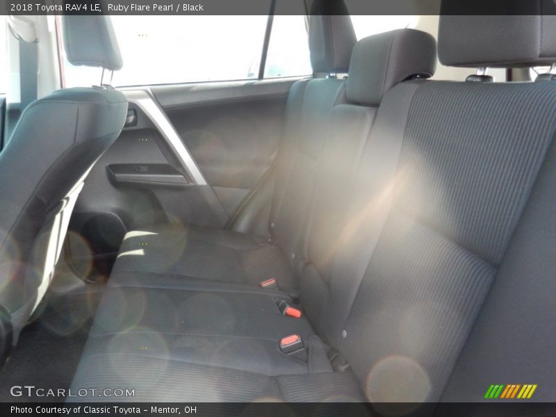 Ruby Flare Pearl / Black 2018 Toyota RAV4 LE
