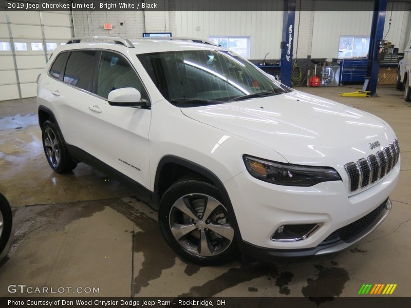Front 3/4 View of 2019 Cherokee Limited