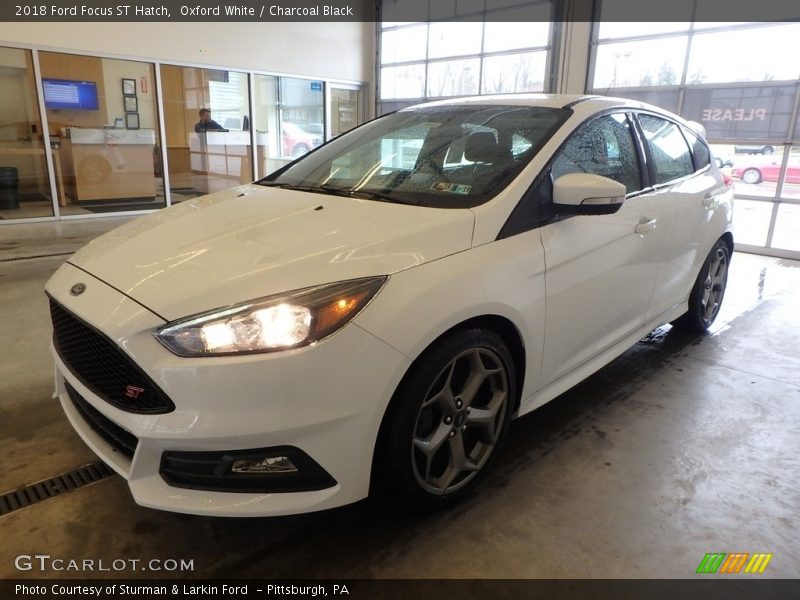 Oxford White / Charcoal Black 2018 Ford Focus ST Hatch