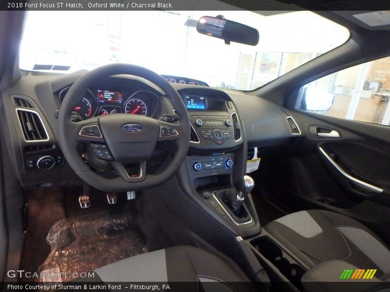 Oxford White / Charcoal Black 2018 Ford Focus ST Hatch