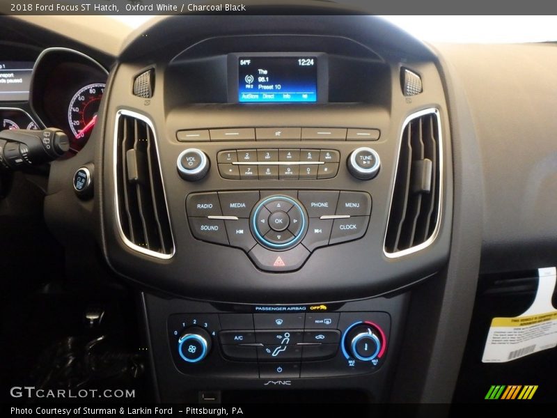 Oxford White / Charcoal Black 2018 Ford Focus ST Hatch