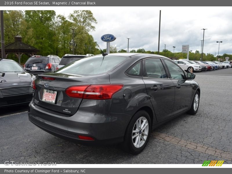 Magnetic / Charcoal Black 2016 Ford Focus SE Sedan