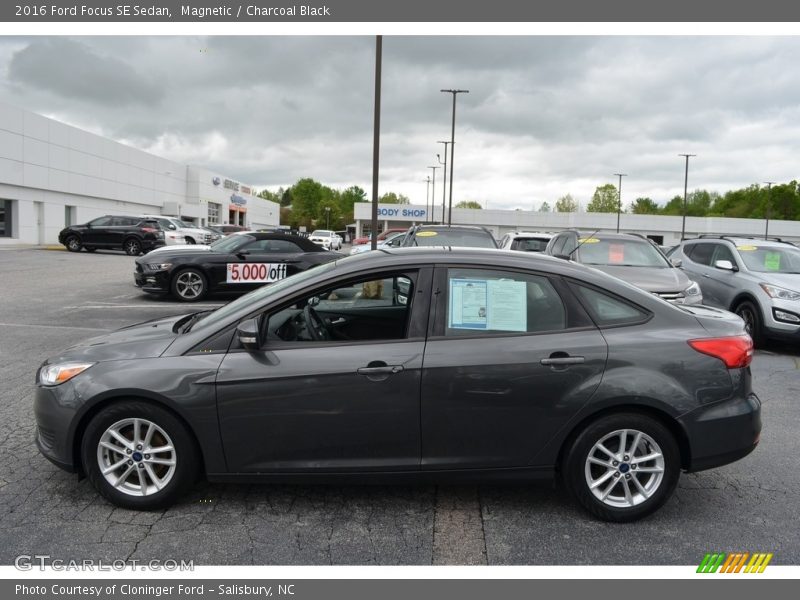 Magnetic / Charcoal Black 2016 Ford Focus SE Sedan