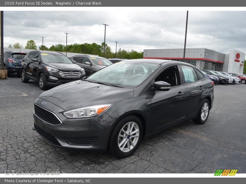 Magnetic / Charcoal Black 2016 Ford Focus SE Sedan