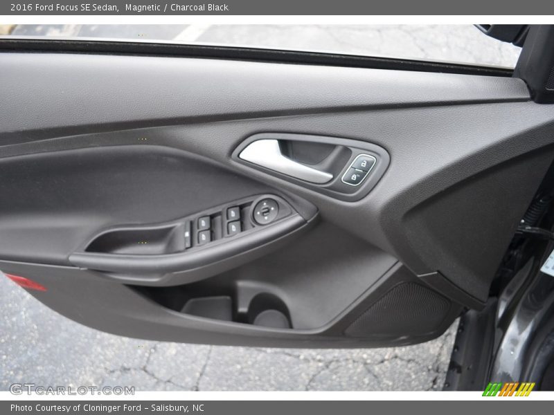 Magnetic / Charcoal Black 2016 Ford Focus SE Sedan