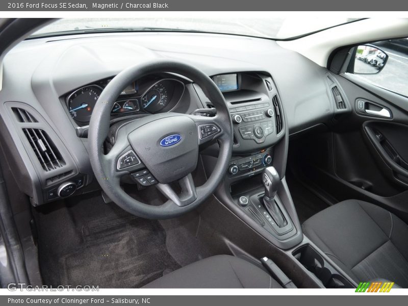 Magnetic / Charcoal Black 2016 Ford Focus SE Sedan