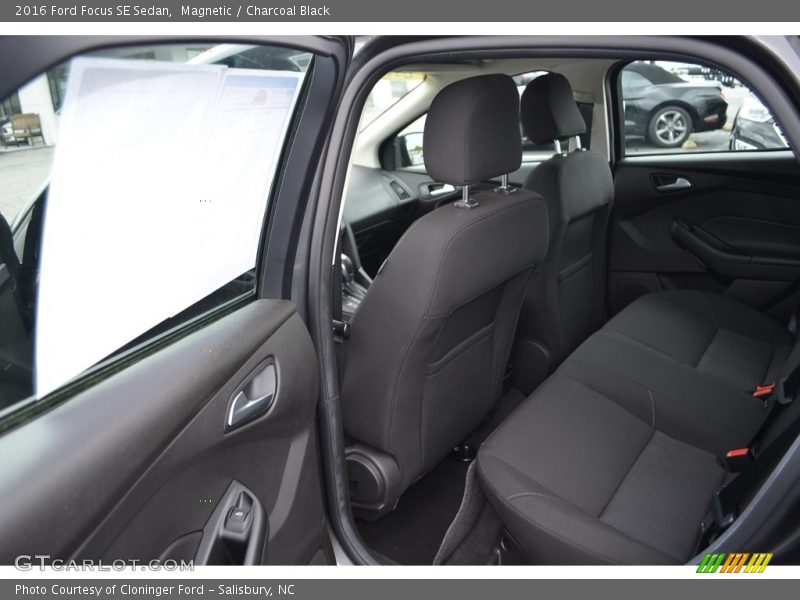 Magnetic / Charcoal Black 2016 Ford Focus SE Sedan
