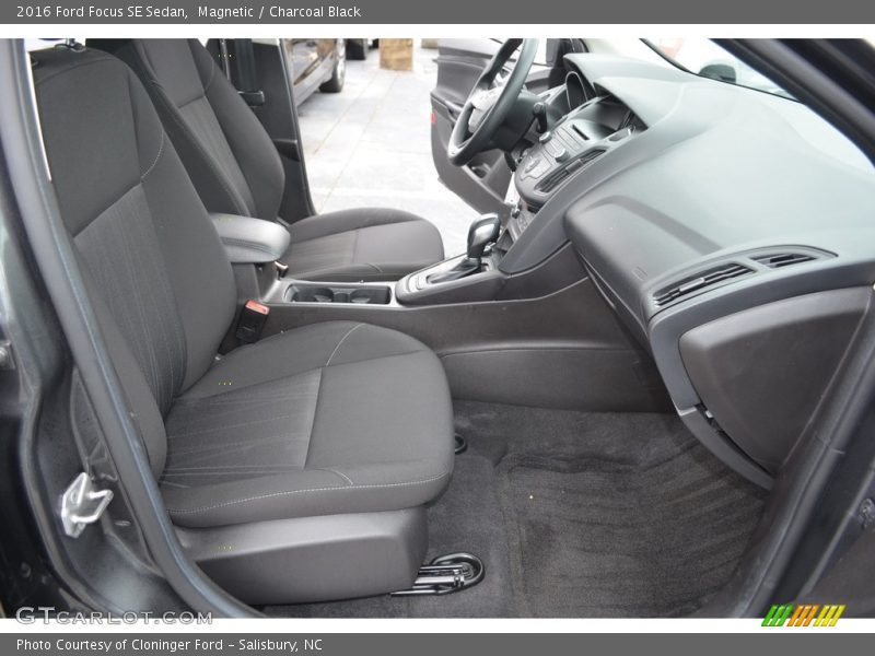Magnetic / Charcoal Black 2016 Ford Focus SE Sedan