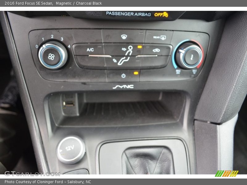Magnetic / Charcoal Black 2016 Ford Focus SE Sedan
