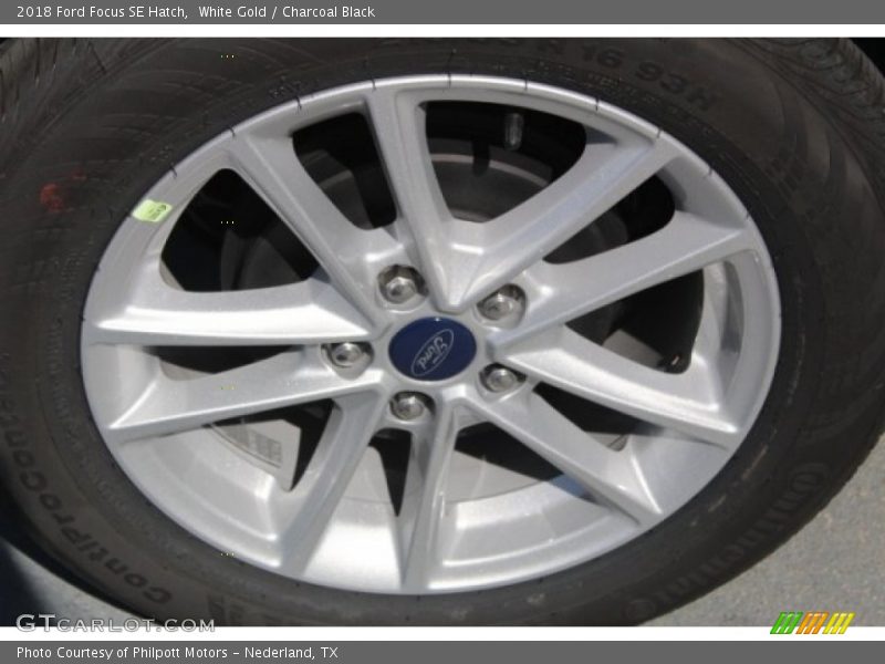 White Gold / Charcoal Black 2018 Ford Focus SE Hatch