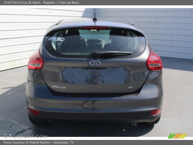 Magnetic / Charcoal Black 2018 Ford Focus SE Hatch