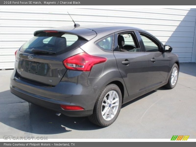 Magnetic / Charcoal Black 2018 Ford Focus SE Hatch
