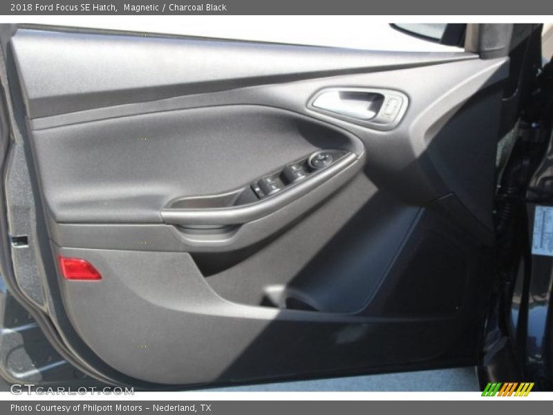 Magnetic / Charcoal Black 2018 Ford Focus SE Hatch