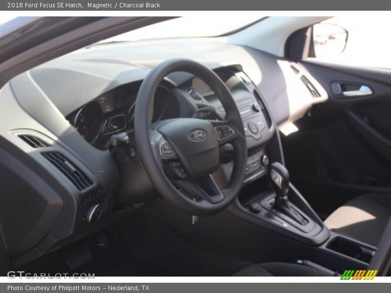 Magnetic / Charcoal Black 2018 Ford Focus SE Hatch