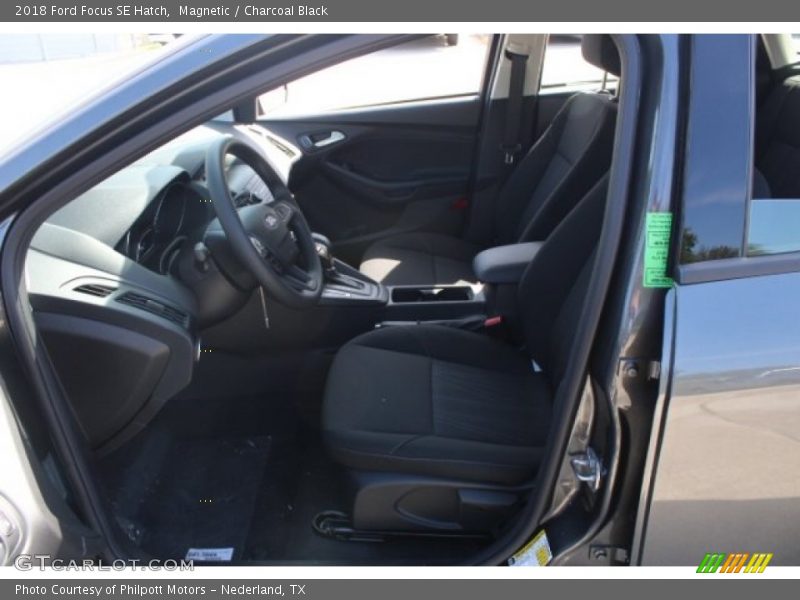 Magnetic / Charcoal Black 2018 Ford Focus SE Hatch