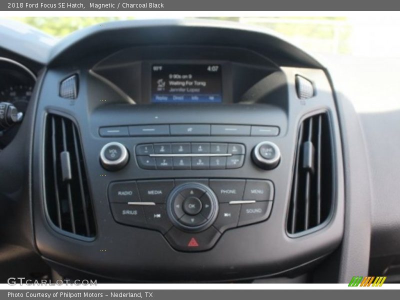 Magnetic / Charcoal Black 2018 Ford Focus SE Hatch
