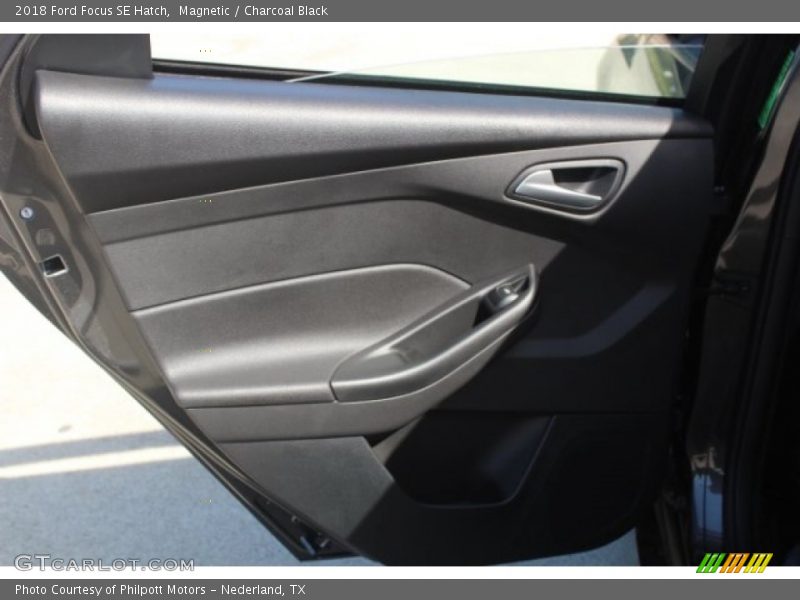 Magnetic / Charcoal Black 2018 Ford Focus SE Hatch