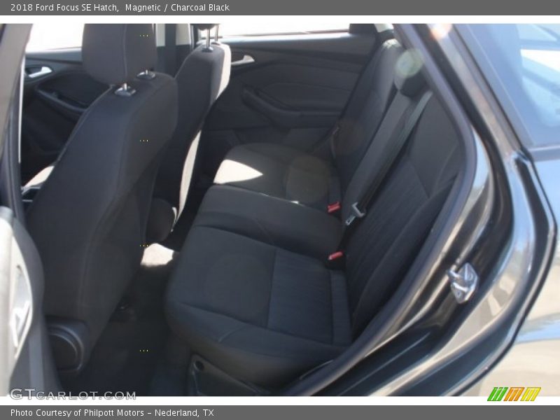 Magnetic / Charcoal Black 2018 Ford Focus SE Hatch