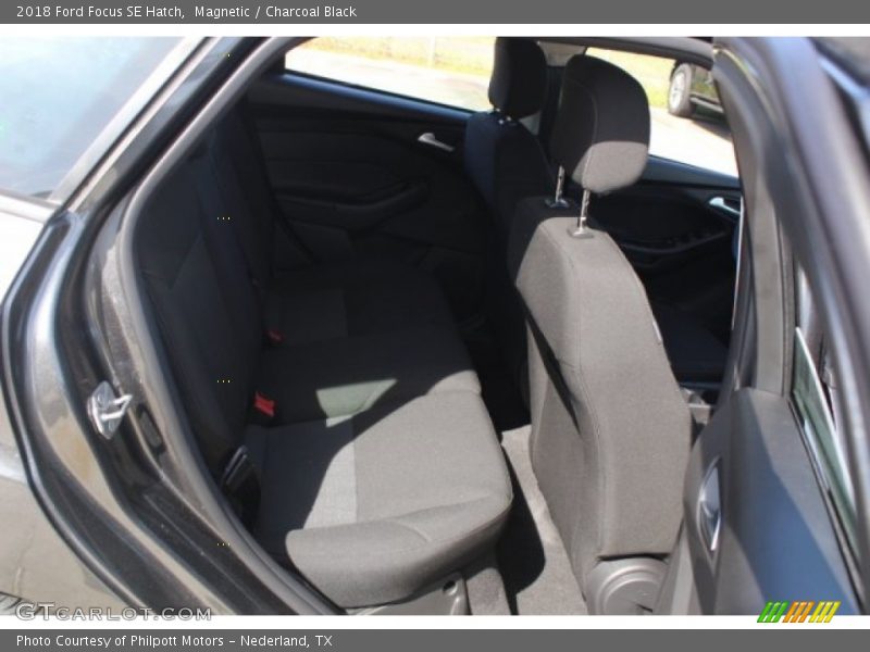 Magnetic / Charcoal Black 2018 Ford Focus SE Hatch
