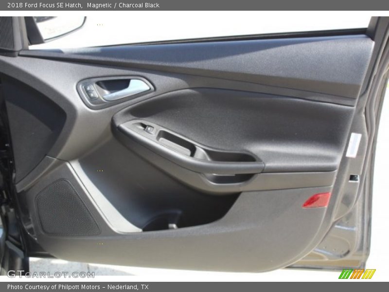 Magnetic / Charcoal Black 2018 Ford Focus SE Hatch