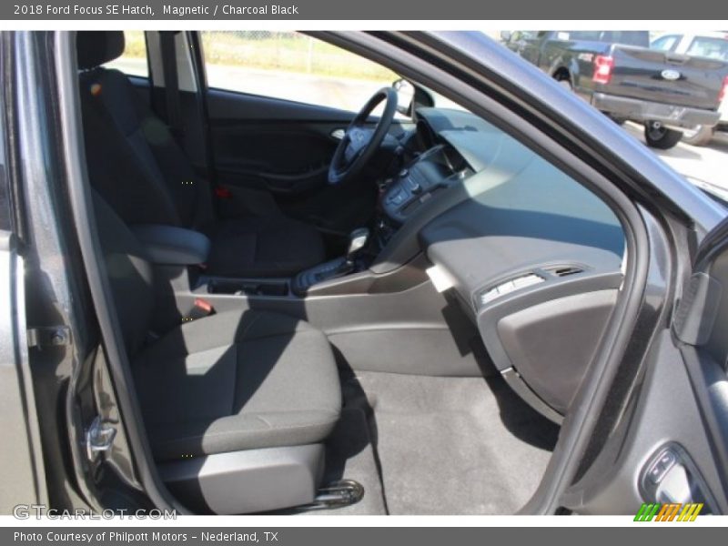 Magnetic / Charcoal Black 2018 Ford Focus SE Hatch