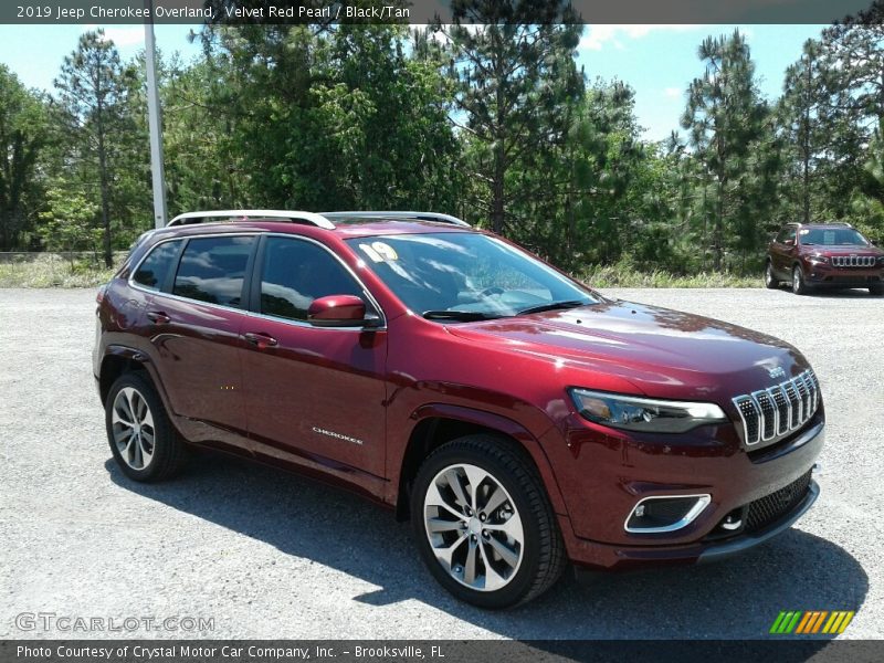 Front 3/4 View of 2019 Cherokee Overland