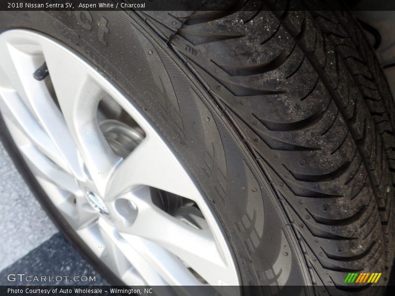 Aspen White / Charcoal 2018 Nissan Sentra SV