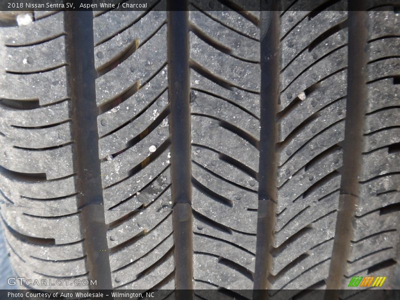 Aspen White / Charcoal 2018 Nissan Sentra SV